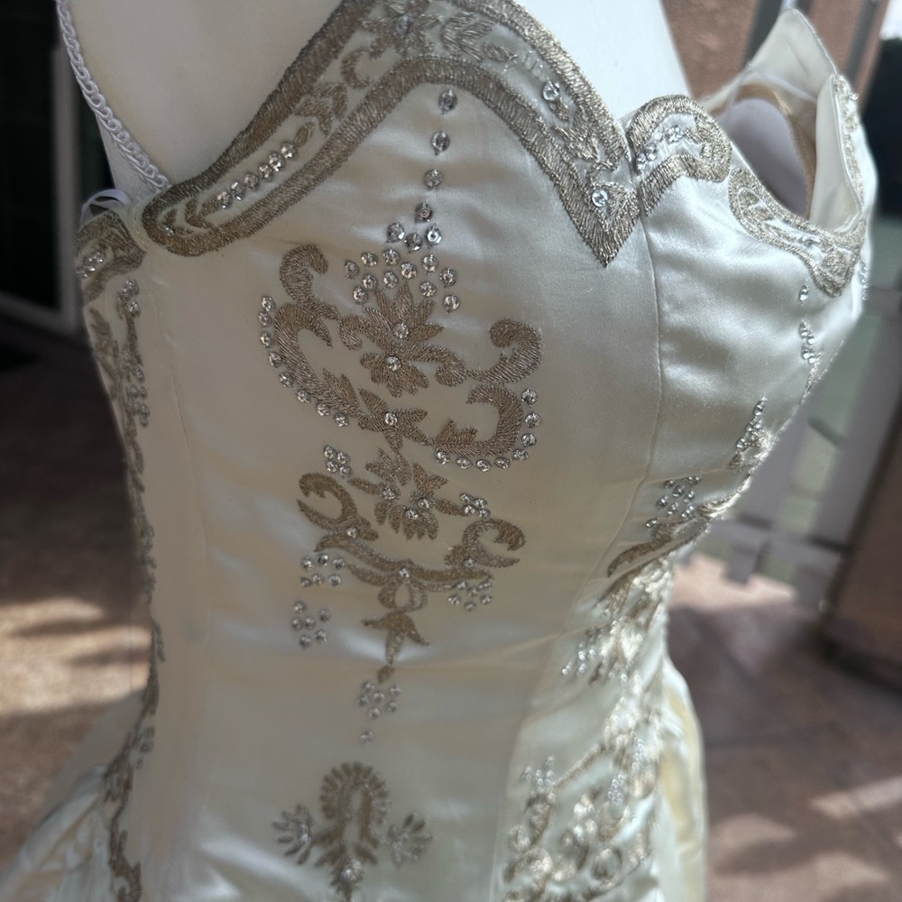 Reem Acra wedding dress timeless, sexy, stunning and extremely flattering.